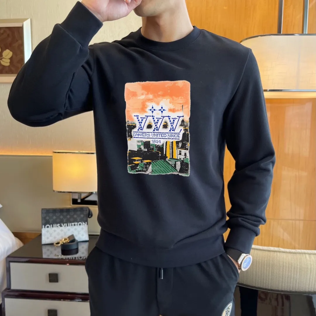 🅿️220 brand [LV Louis Vuitton] (good news for fat people) 2025ss autumn latest long-sleeved round-neck sweatshirt, on sale simultaneously on the official website. Refreshing and breathable. Made of top Tencel Roman. Comfortable and soft. 3D three-dimensional clarity. Super fashion sense. Great for gifting and keeping for yourself. Size: M-5XL (can wear up to 220 pounds)